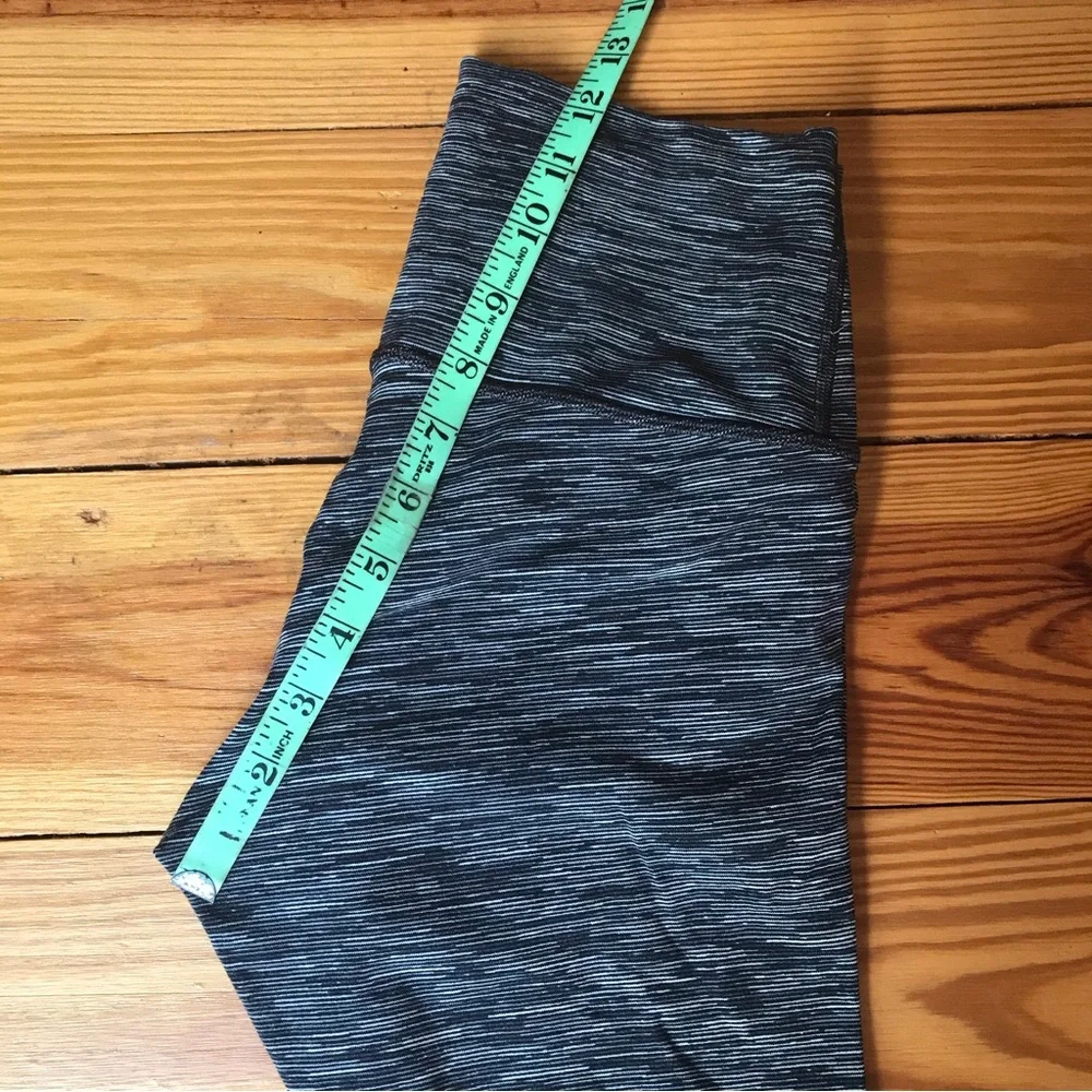 Lululemon Athletica Grey Navy Geometric Capris Leggings, EUC, 6 - Picture 8 of 14
